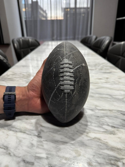 Escultura de Balón de Fútbol Americano – Mármol Negro Monterrey - Arte Guillomé