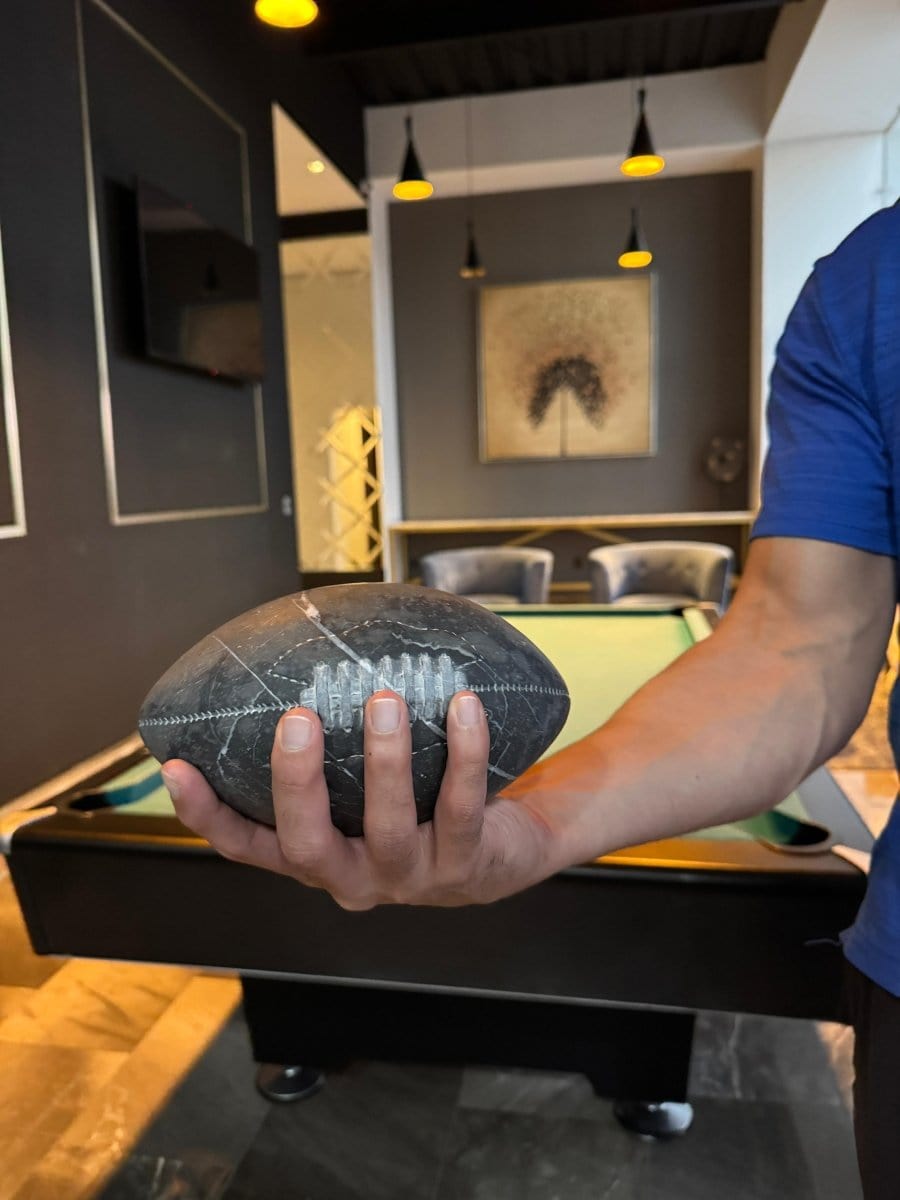 Escultura de Balón de Fútbol Americano – Mármol Negro Monterrey - Arte Guillomé
