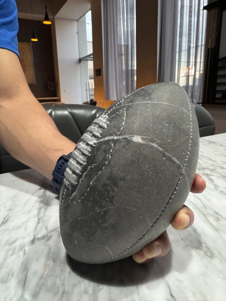 Escultura de Balón de Fútbol Americano – Mármol Negro Monterrey - Arte Guillomé