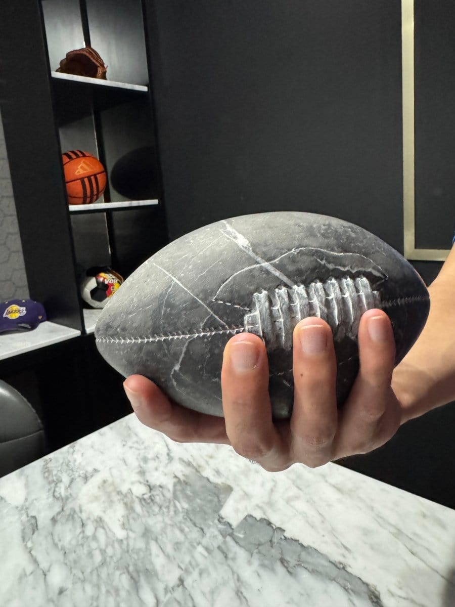 Escultura de Balón de Fútbol Americano – Mármol Negro Monterrey - Arte Guillomé